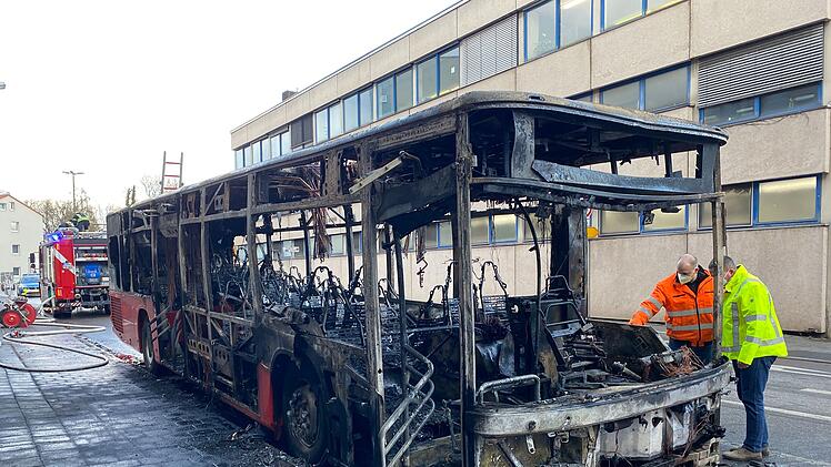 Linienbus brennt komplett aus