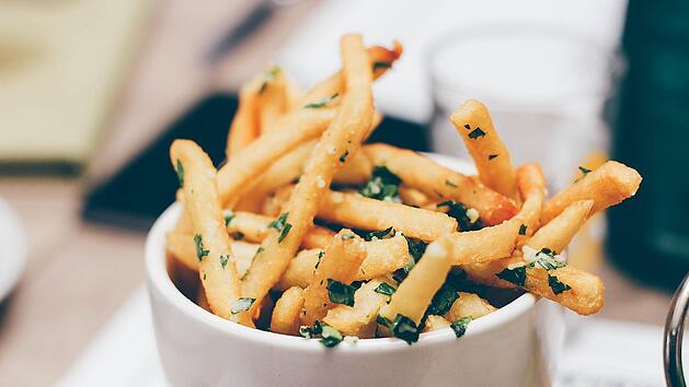 Die besten Heißluftfritteusen sorgen für perfekte Pommes - gesünder rund fettarmer als aus der herkömmlichen Fritteuse.
