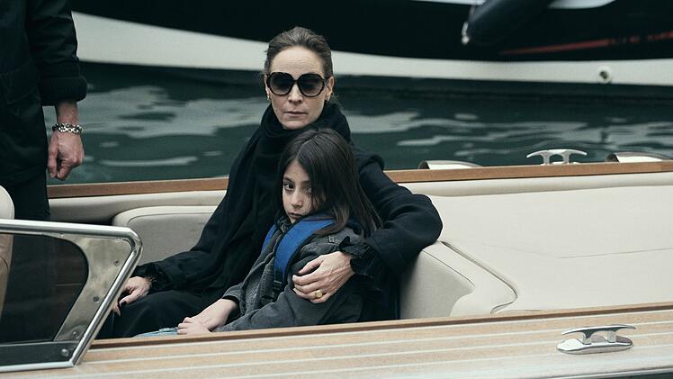 Gaia Contarini (Jeanette Hain) hat den kleinen Luca (Ettore Rosetto, Mitte) in ihre Gewalt gebracht. Mit ihm als Druckmittel bringt sie Gabriel dazu, nach den verschwundenen Drogen zu suchen.