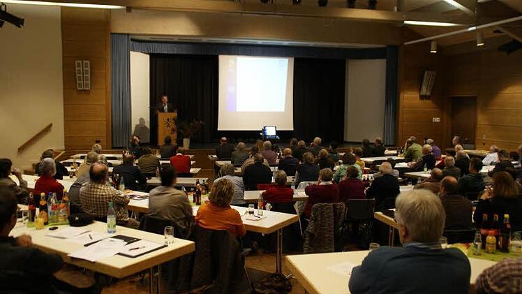 Voll besetzt war das Rudolf-Winkler-Haus in Zeil bei der zweiten gemeinsamen Sitzung der ILE-Stadt- und Gemeinderäte, bei der das Thema Energie im Mittelpunkt stand. Foto: sw