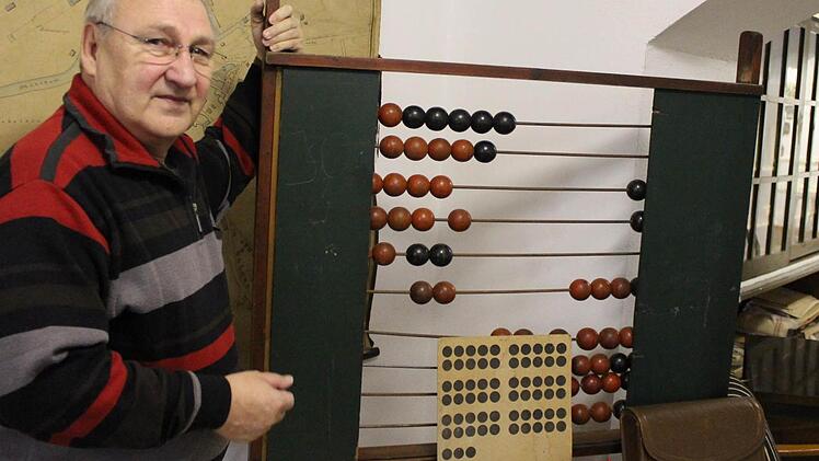 Willi Gutgesell mit einem Exponat aus dem Schulmuseum. Foto: Bastian Girg