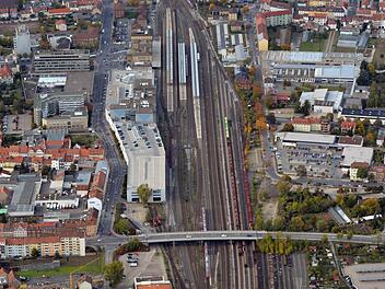 Teuer, aber reizvoll: Ein Tunnel nur für Güterzüge würde Bamberg Lärm ersparen, ohne dass der ICE-Halt gefährdet wäre und der Bahnhof (Bild) tiefer gelegt werden müsste. Foto: Ronald Rinklef