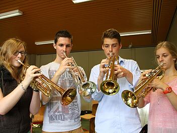 Die Trompeten-Spieler Franziska Heck (von links), Maximilian Seidl, Stefan Klug und Eva Gundelach treten heute zusammen mit der Schul-Big-Band beim Sommerkonzert des Bad Brückenauer Franz-Miltenberger-Gymnasiums auf. Fotos: Ralf Ruppert