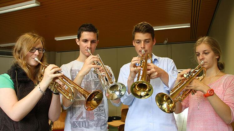 Die Trompeten-Spieler Franziska Heck (von links), Maximilian Seidl, Stefan Klug und Eva Gundelach treten heute zusammen mit der Schul-Big-Band beim Sommerkonzert des Bad Brückenauer Franz-Miltenberger-Gymnasiums auf. Fotos: Ralf Ruppert