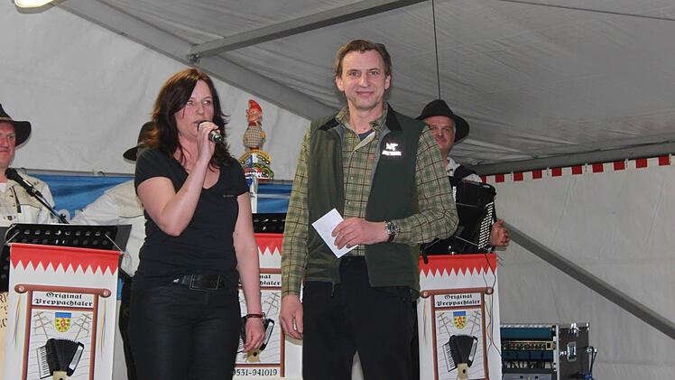 Petra Elflein führte durch den Abend, daneben Braumeister Georg Merklein