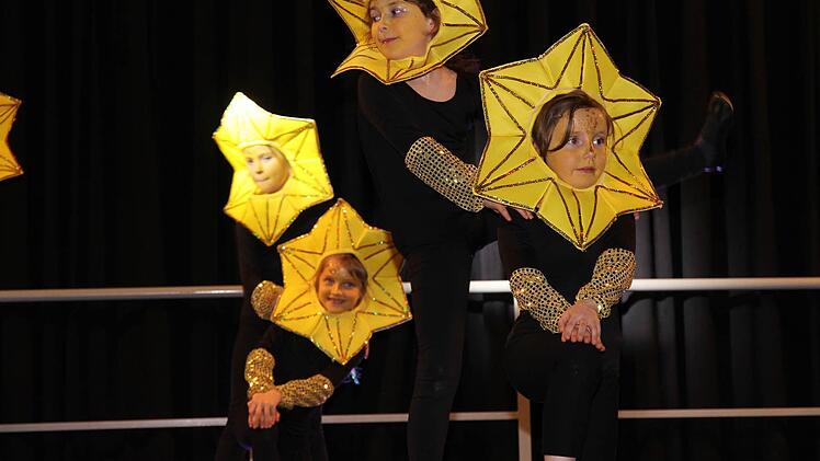 Die Tänzerinnen schlüpften in die verschiedensten Rollen.  Fotos: Mathias Erlwein