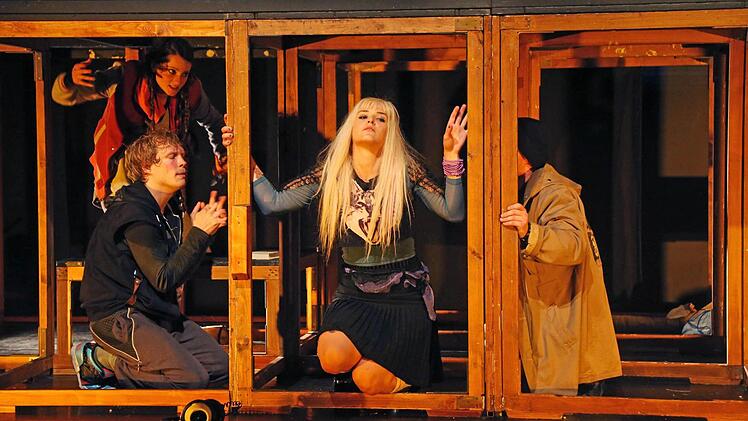 Uraufführung in Coburg: Szene aus "Klassenkämpfe" von Ruth Johanna Benrath.Foto: Henning Rosenbusch