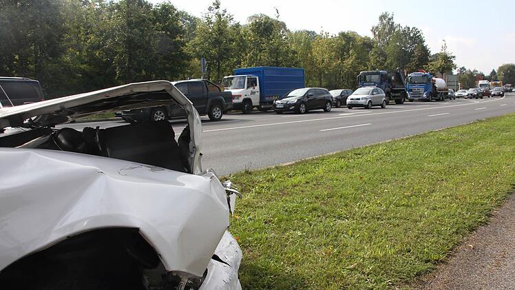 Auch der zweite Unfallwagen wies im Frontbereich schwere Schäden auf. Während die Straße geräumt wurde, bildete sich ein Stau an der Unfallstelle. Foto: Marco Meißner