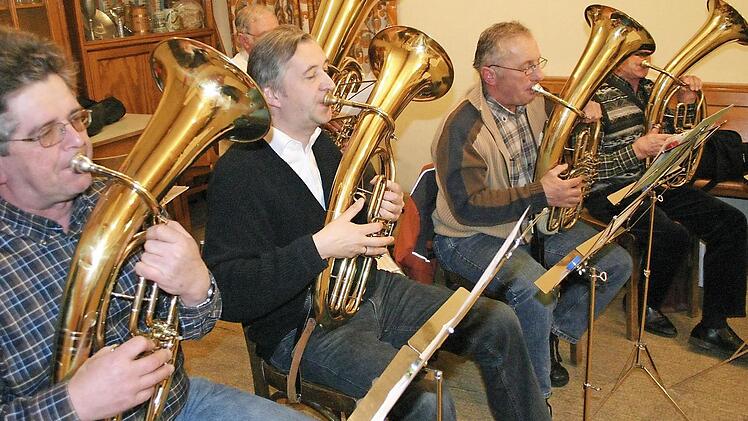 Die "Nothelfer" bei einer ihrer Proben im Staffelsteiner Pfarrheim. Foto: Matthias Einwag