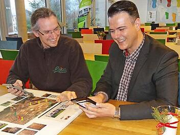 Der pädagogische Fachbetreuer der Umweltbildungsstätte Oberelsbach Joachim Schneider (links) hat ein Handyspiel entwickelt, das Nutzung von Technik und Umweltbezug miteinander verbindet. Das Bild zeigt Schneider wie er die Inhalte dem Geschäftsführer Bernd Fischer vorstellte.  Text/Foto: Marion Eckert