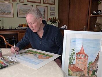 Die Malerei lässt Werner Hentschel auch im hohen Alter nicht los. Rechts sein Bild vom "Roten Turm" in Kulmbach. Foto: Werner Reißaus