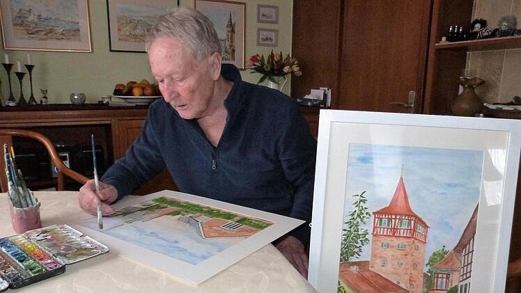 Die Malerei lässt Werner Hentschel auch im hohen Alter nicht los. Rechts sein Bild vom "Roten Turm" in Kulmbach. Foto: Werner Reißaus