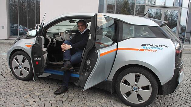 Frank Herzog in seinem Dienstfahrzeug - einem BMW i3. Foto: Sarah Zubel