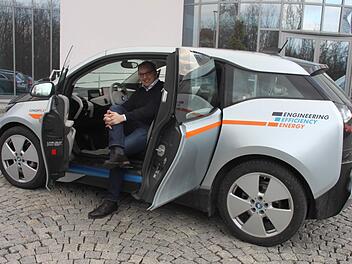 Frank Herzog in seinem Dienstfahrzeug - einem BMW i3. Foto: Sarah Zubel