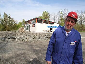 Bergwerksführer Werner Großkop ist begeistert von den rund 200 Meter langen Schrägstollen. Großkop hofft, dass die Stollen bald für Menschen mit Behinderungen zugänglich gemacht werden können und will Golf-Carts anschaffen, auf denen auch Rollstuhlfahrer und Menschen, die nicht so gehsicher sind, das Besucherbergwerk anschauen können. Foto: Sonny Adam