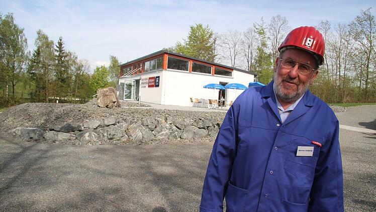 Bergwerksführer Werner Großkop ist begeistert von den rund 200 Meter langen Schrägstollen. Großkop hofft, dass die Stollen bald für Menschen mit Behinderungen zugänglich gemacht werden können und will Golf-Carts anschaffen, auf denen auch Rollstuhlfahrer und Menschen, die nicht so gehsicher sind, das Besucherbergwerk anschauen können. Foto: Sonny Adam