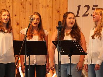 Bild 7: Den 4 jungen Damen von "Cantatett" ist ihre Freude am Gesang direkt ins Gesicht geschrieben. Fotos: Günther Geiling