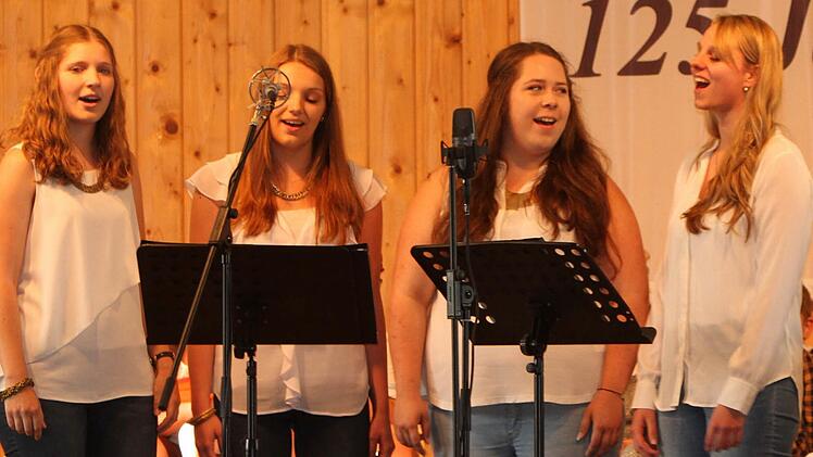 Bild 7: Den 4 jungen Damen von "Cantatett" ist ihre Freude am Gesang direkt ins Gesicht geschrieben. Fotos: Günther Geiling