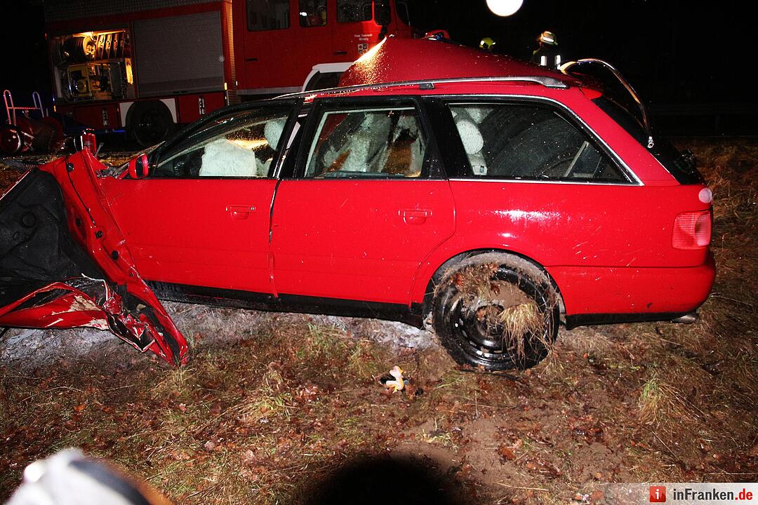 Schwerer Unfall bei Neuenmarkt - Fahrer überlebt schwerverletzt