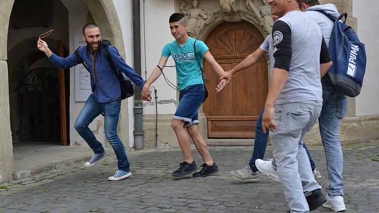 Die Kriegsflüchtlinge aus Syrien führten einen Tanz aus ihrer Heimat vor. Foto: Björn Hein