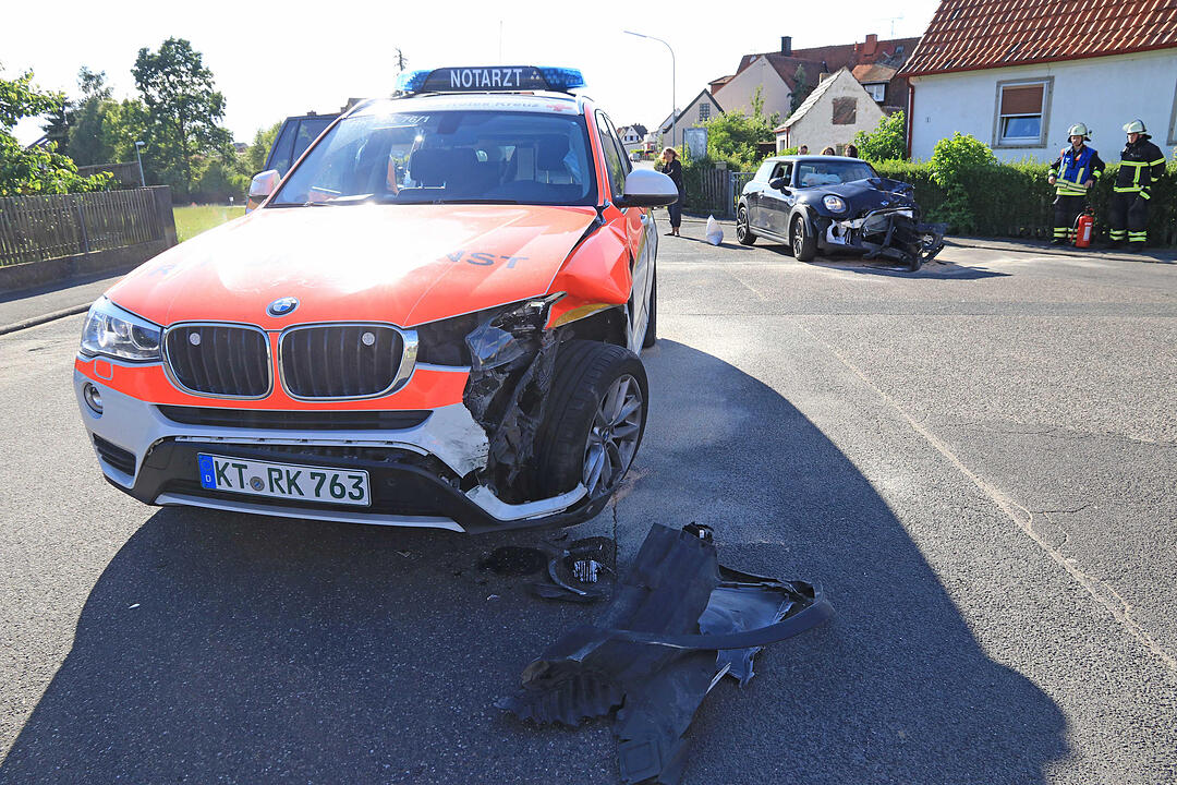 Einsatzfahrt endet in Verkehrsunfall - Mini und Notarzteinsatzfahrzeug kollidieren - Zwei Verletzte ins Krankenhaus