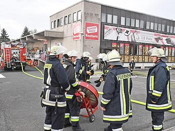Die Feuerwehren schafften es schnell, eine weitere Ausbreitung des Brandes in einem Hallstadter Baumarkt zu verhindern. Foto: Ronald Rinklef