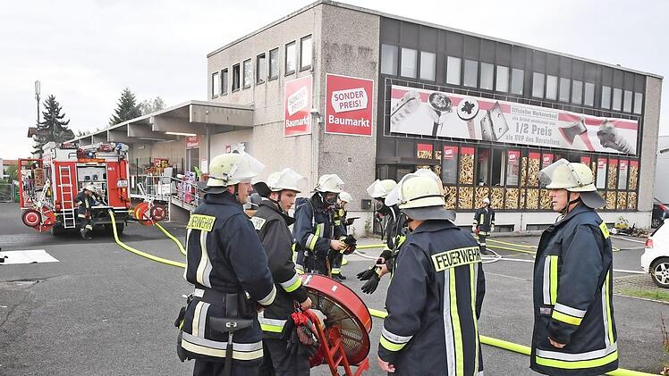 Die Feuerwehren schafften es schnell, eine weitere Ausbreitung des Brandes in einem Hallstadter Baumarkt zu verhindern. Foto: Ronald Rinklef