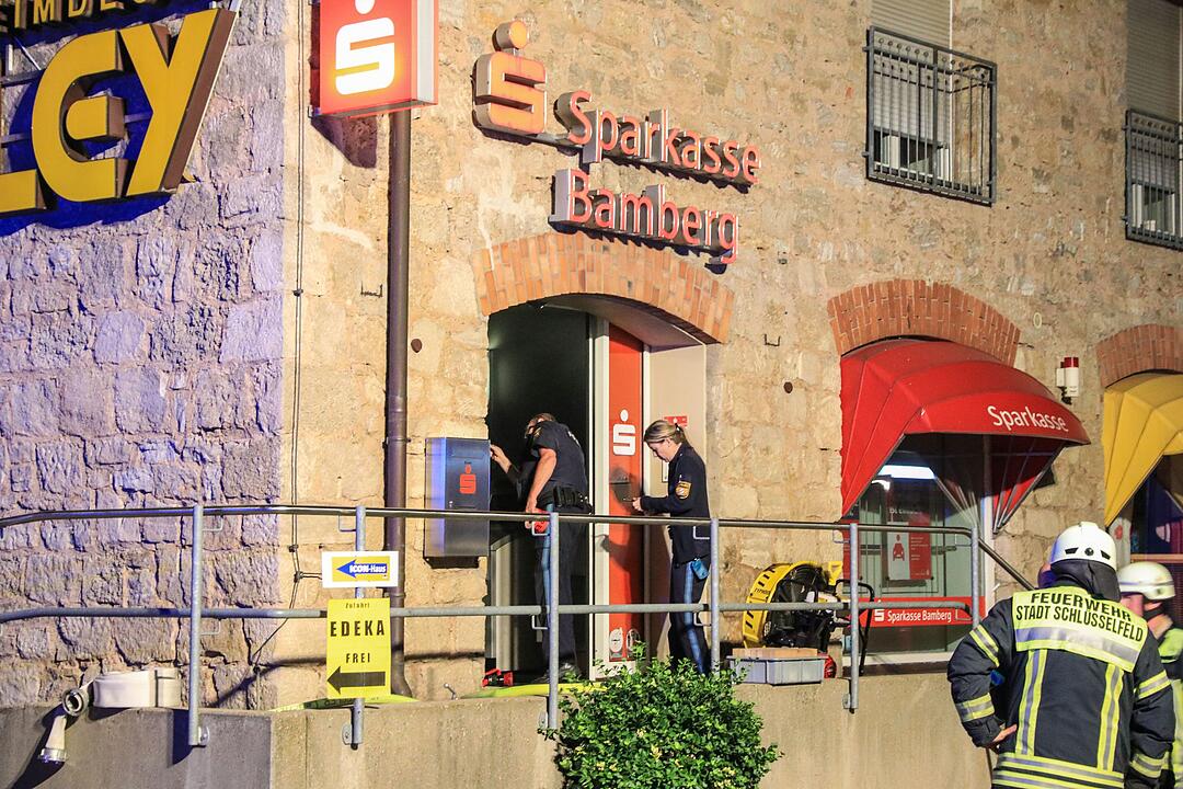 Schlüsselfeld: Zwei maskierte Täter sprengen Geldautomaten