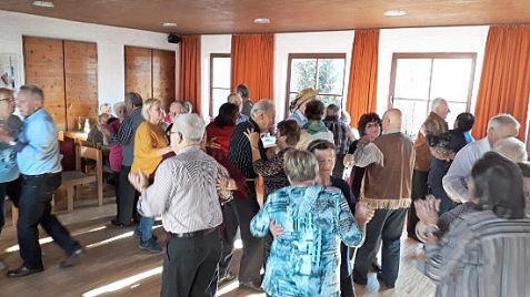 Viele Paare schwangen im Gemeindesaal das Tanzbein. Foto: privat