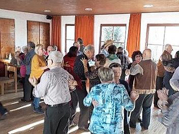 Viele Paare schwangen im Gemeindesaal das Tanzbein. Foto: privat