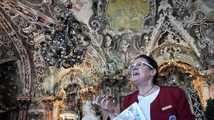 Hört Ihr das Meeresrauschen? Angela Nusser nimmt die Schlossbesucher mit in die Unterwasserwelt der Muschelgrotte mit ihrer eindrucksvollen Akustik. Diana Fuchs
