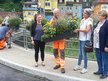 Biodiverse Blumenkästen erfreuen Menschen und Insekten: Zum Auftakt der Aktion an der TV-Halle trafen sich (von rechts nach links) Monika Wiesner, Eva Reichert-Nelkenstock, Peter Martin und Julia Spahn, um gemeinsam Hand anzulegen.