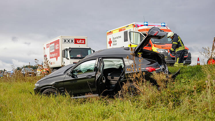 Missgl&uuml;cktes &Uuml;berholman&ouml;ver: SUV &uuml;berschl&auml;gt sich mehrfach