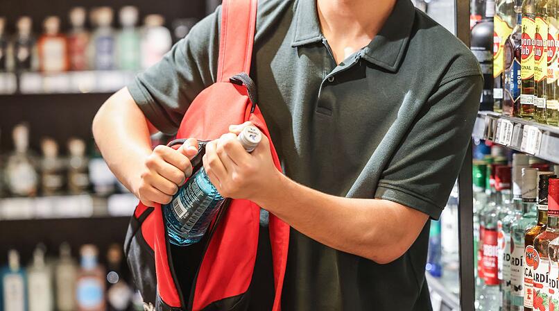 Feucht: Diebisches Duo parkt genau vor Polizeistelle - und wird erwischt