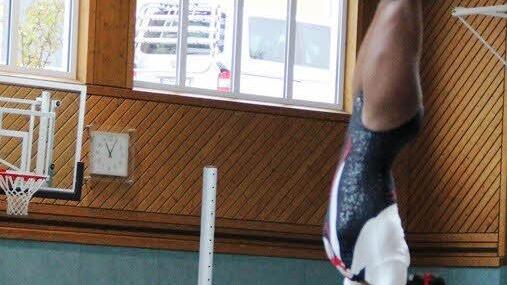 Turnen am Schwebebalken in der Pestalozzihalle.