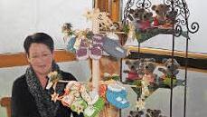 Für einen guten Zweck: Margit Eirich verkauft an ihrem Stand auf dem Kreuzberg Stricksachen. Foto: Anneliese Albert