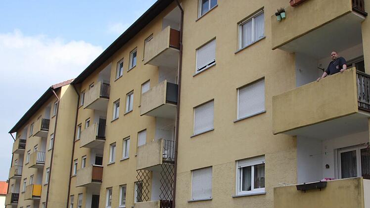 Andreas Schauk auf seinem Balkon in der Düsseldorfer Straße in Bad Brückenau.  Foto: Ulrike Müller