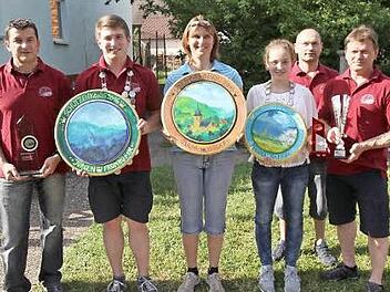 Die neuen Majestäten der Götzendorfer Schützen und die Gewinner des Preisschießens mit Schützenmeister Dieter Fronhöfer  Foto: Mathias Erlwein