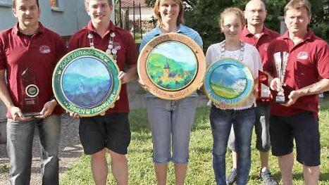 Die neuen Majestäten der Götzendorfer Schützen und die Gewinner des Preisschießens mit Schützenmeister Dieter Fronhöfer  Foto: Mathias Erlwein