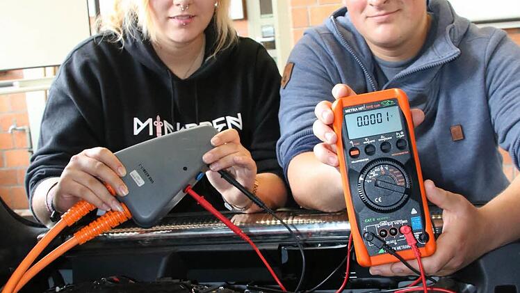 Sophie Mettendorf und Maximilian Krell lernen beide bei der Bundeswehr in Hammelburg. Sie freuen sich, in der Berufsschule jetzt auch die Hochvolt-Technik eines Hybrid-Fahrzeugs testen zu können. Foto: Ralf Ruppert