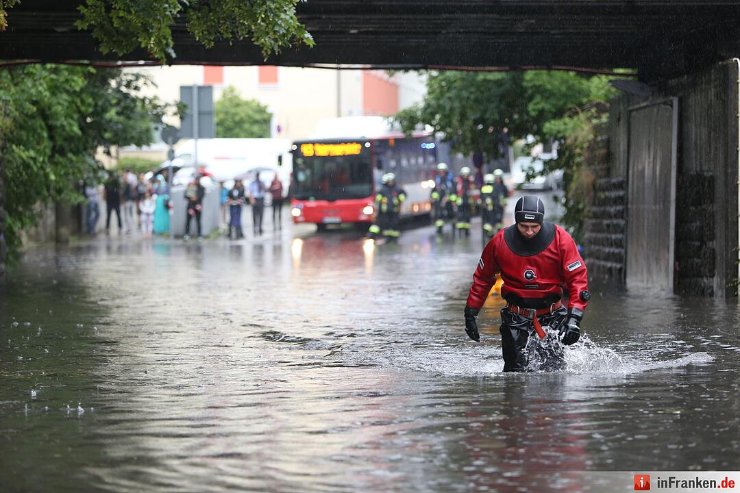 Starkregen sorgt fuer Verkehrschaos in Nuernberg