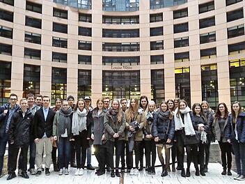 Die Schülergruppe aus Haßfurt vor dem Gebäude des Europaparlaments. Foto: privat