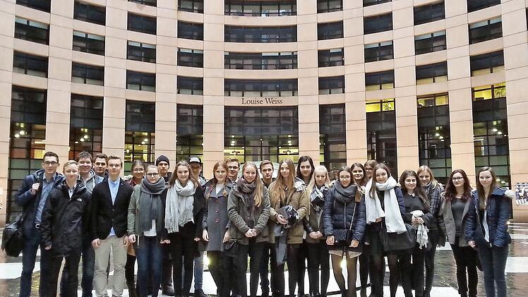 Die Schülergruppe aus Haßfurt vor dem Gebäude des Europaparlaments. Foto: privat