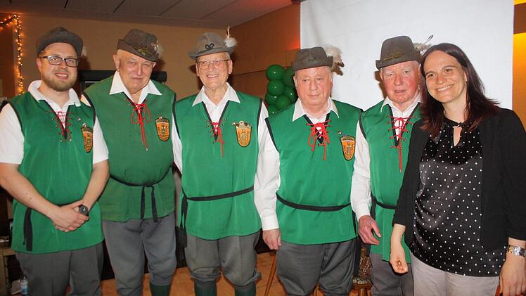Die 70er-Jubilare mit VorsitzendenSteffen Fröhlich (von links), Walter Höhl, Bernhard Leitsch, Adalbert Müller, Georg Gundelach und Birgit Döhler (Kreisvorsitzende im NBMB). Foto: Anke Gundelach