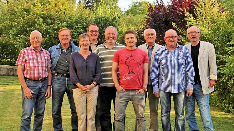 Neun Mitglieder, die alle sehr aktiv sind, zählt der Fotokreis Rhönklub Münnerstadt im Jubiläumsjahr. Links der Vorsitzende Dr. Johannes Becker.  Foto: Dieter Britz