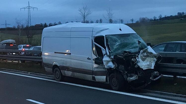 Die A73  wurde am Donnerstagmorgen beidseitig zwischen Bamberg und Lichtenfels gesperrt. Der Unfallverursacher ist scheinbar am Steuer eingeschlafen. Foto: Frank Förtsch