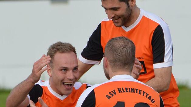 Nico Fr&ouml;ba (links) und Andreas B&ouml;hnlein (Nummer 10) sind das mit Abstand beste Sturmduo in der Kreisliga Kronach. Mit ihren Toren wollen sie den ASV Kleintettau in den n&auml;chsten Spielen zur&uuml;ck in die Bezirksliga schie&szlig;en. Am Samstag ist ein Heimsieg gegen den FC Mitwitz II fest eingeplant. Foto: Gunther Czepera