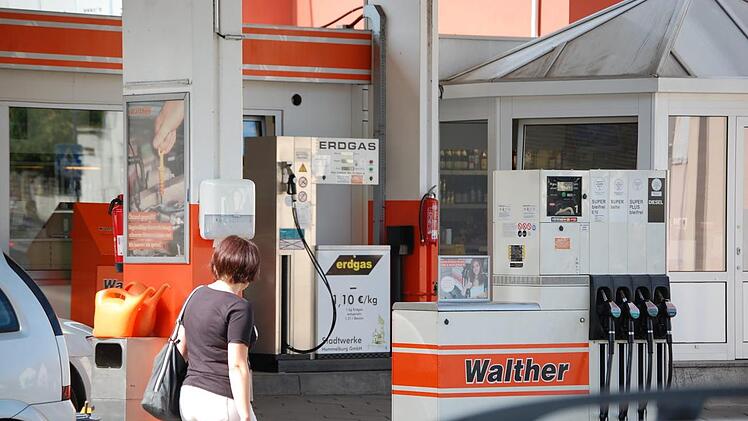 Die Tage der Erdgas-Zapfs&auml;ule der Stadtwerke an der bft-Tankstelle in der Kissinger Stra&szlig;e sind gez&auml;hlt. Foto: Wolfgang D&uuml;nnebier
