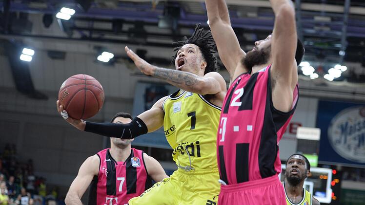 Gegen die favorisierten Bonner (rechts: Martin Breunig) setzten sich die Bayreuther   um    Kyan Anderson (links) immer wieder durch -  das soll nun auch gegen Alba Berlin gelingen. Peter Mularczyk