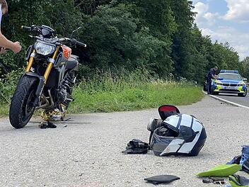 Biker nach Kollision mit Traktorgespann schwerst verletzt